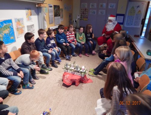 Der Nikolaus besucht die Fairtrade-Grundschule mit passenden Geschenken